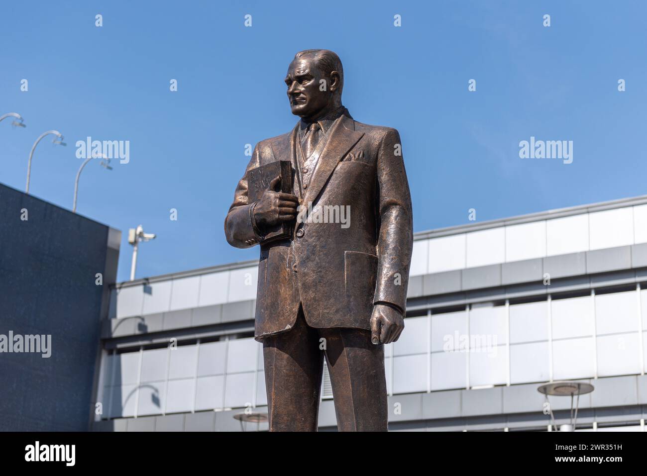 ISTANBUL, TURQUIE - 10 MARS 2024 : statue d'Ataturk à l'entrée du stade Fenerbahce Sukru Saracoglu. Mustafa Kemal Ataturk est le fondateur du turc Banque D'Images ISTANBUL, TURQUIE - 10 MARS 2024 : statue d'Ataturk à l'entrée du stade Fenerbahce Sukru Saracoglu. Mustafa Kemal Ataturk est le fondateur du turc Banque D'Images