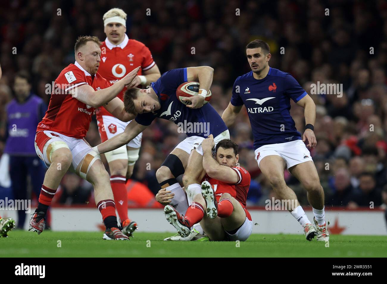 Cardiff, Royaume-Uni. 10 mars 2024. Leo barre de France (c) est arrêté par Tomos Williams de Galles (R) & Tommy Reffell de Galles (l). Match du championnat Guinness six Nations 2024, pays de Galles - France au Principality Stadium de Cardiff le dimanche 10 mars 2024. photo par Andrew Orchard/Andrew Orchard photographie sportive/ Alamy Live News crédit : Andrew Orchard photographie sportive/Alamy Live News Banque D'Images