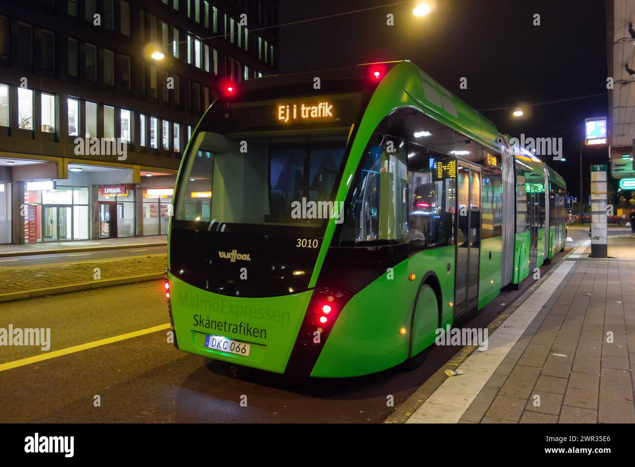 MALMO, SUÈDE - 26 OCTOBRE 2014 : VanHool ExquiCity 24 bus articulé CNG de la société de transport public Skanetrafiken à Malmo la nuit Banque D'Images