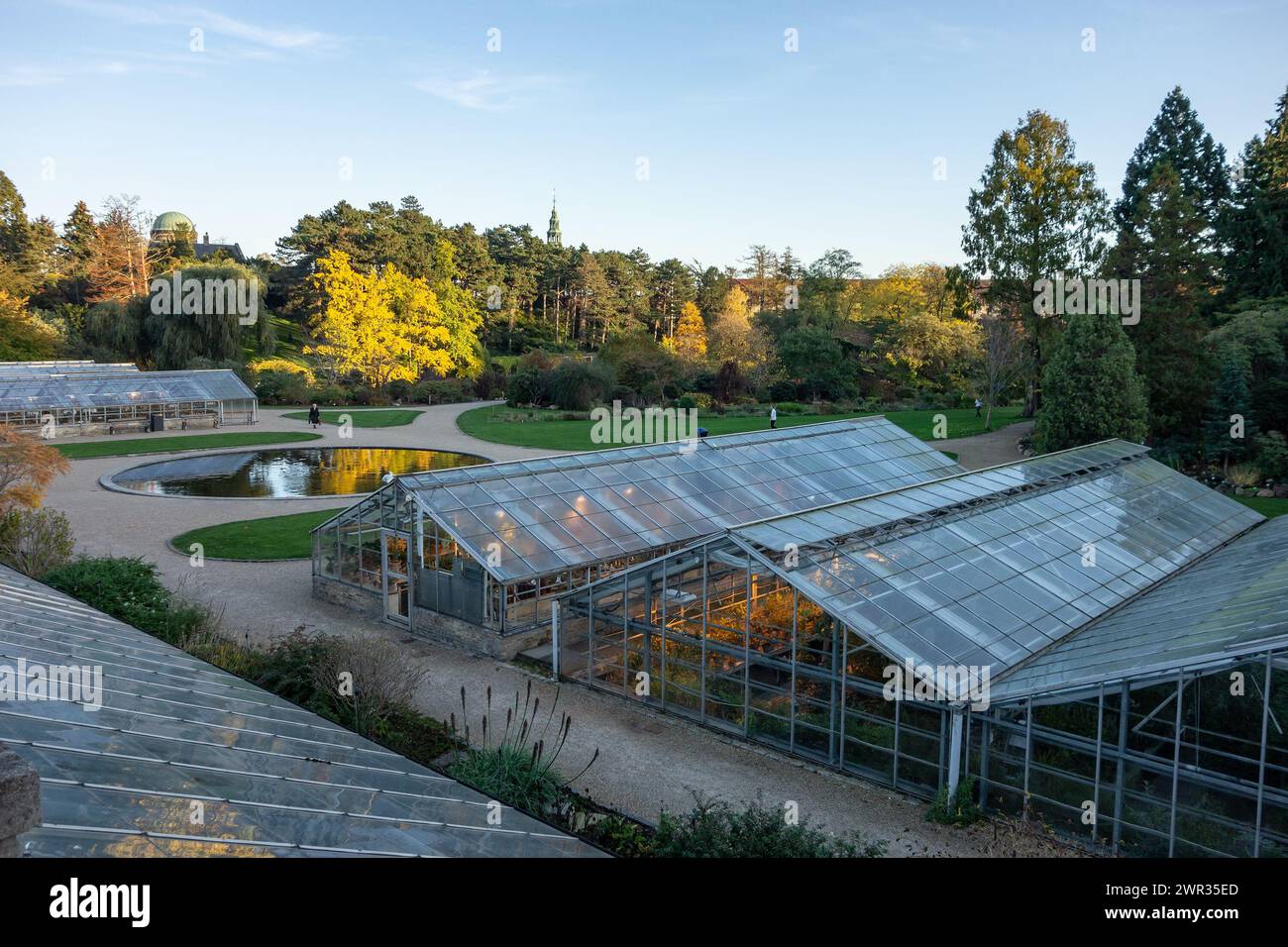 COPENHAGUE, DANEMARK - 28 OCTOBRE 2014 : jardin botanique de Copenhague avec serres au coucher du soleil Banque D'Images