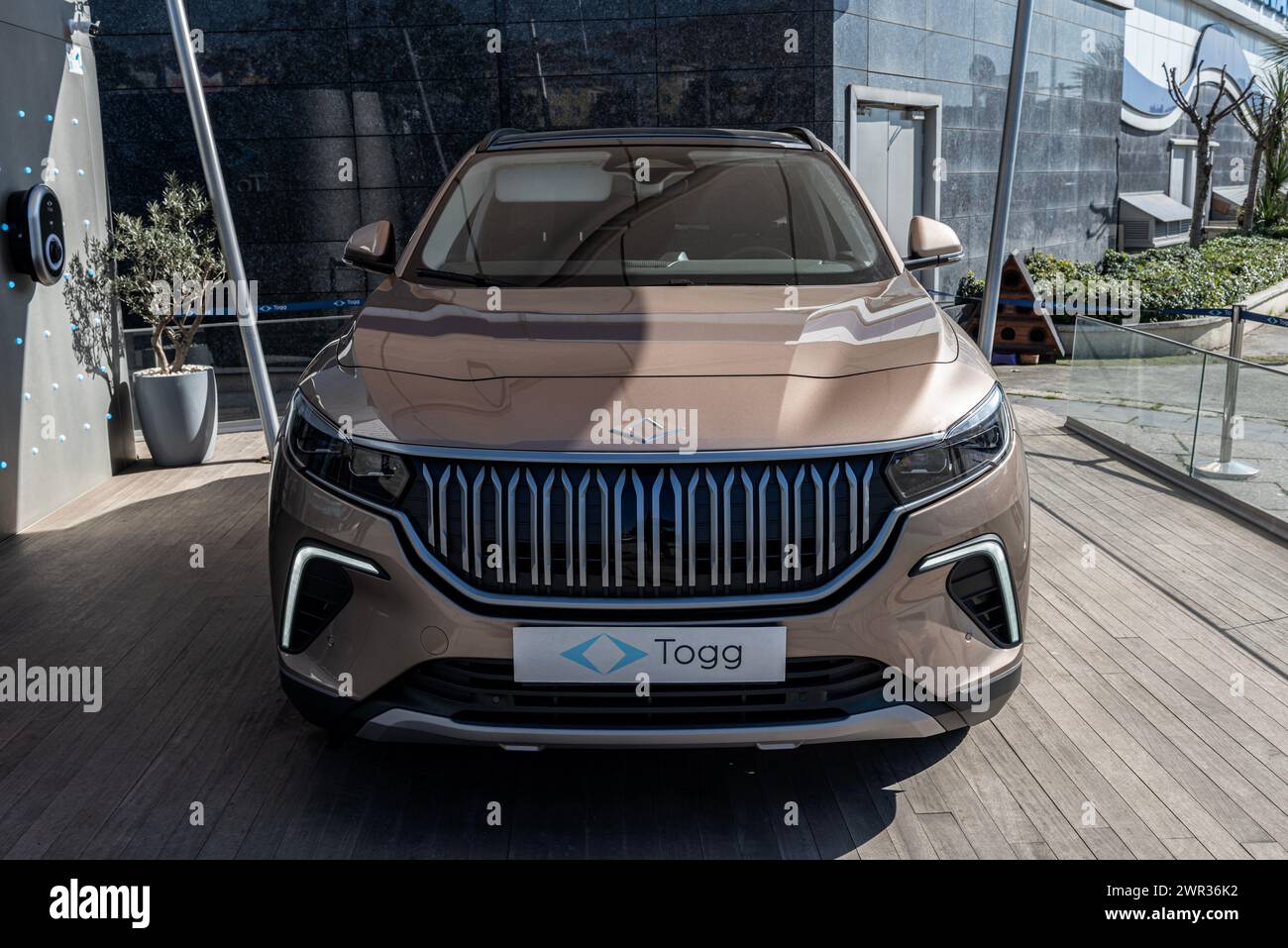ISTANBUL, TURQUIE - 10 MARS 2024 : stand de voitures TOGG T10X au centre commercial Nautilus. L'automobile Enterprise Group de Turquie, ou Togg en abrégé, est un turc Banque D'Images ISTANBUL, TURQUIE - 10 MARS 2024 : stand de voitures TOGG T10X au centre commercial Nautilus. L'automobile Enterprise Group de Turquie, ou Togg en abrégé, est un turc Banque D'Images
