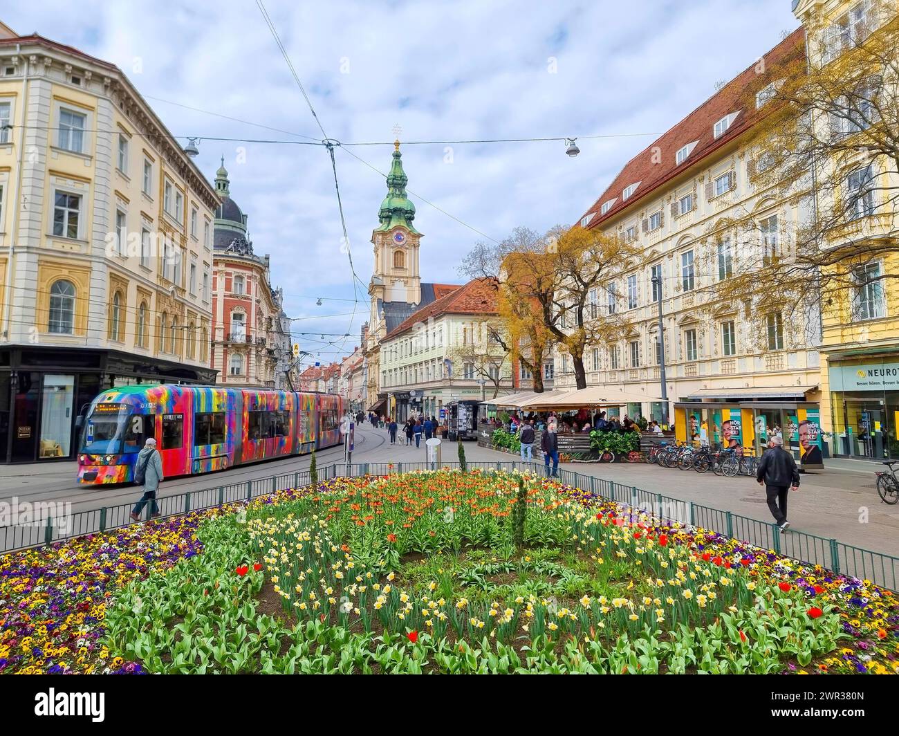 Graz, Autriche, 26.03.2023 : fleurs de printemps colorées sur la place Jakominiplatz et l'église paroissiale en arrière-plan, célèbre attraction dans la ville de Banque D'Images