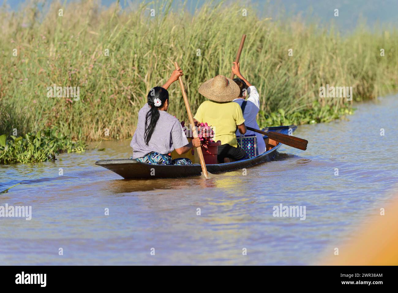 Deux personnes pagayant dans un canoë traditionnel, Inle Lake, Myanmar Banque D'Images