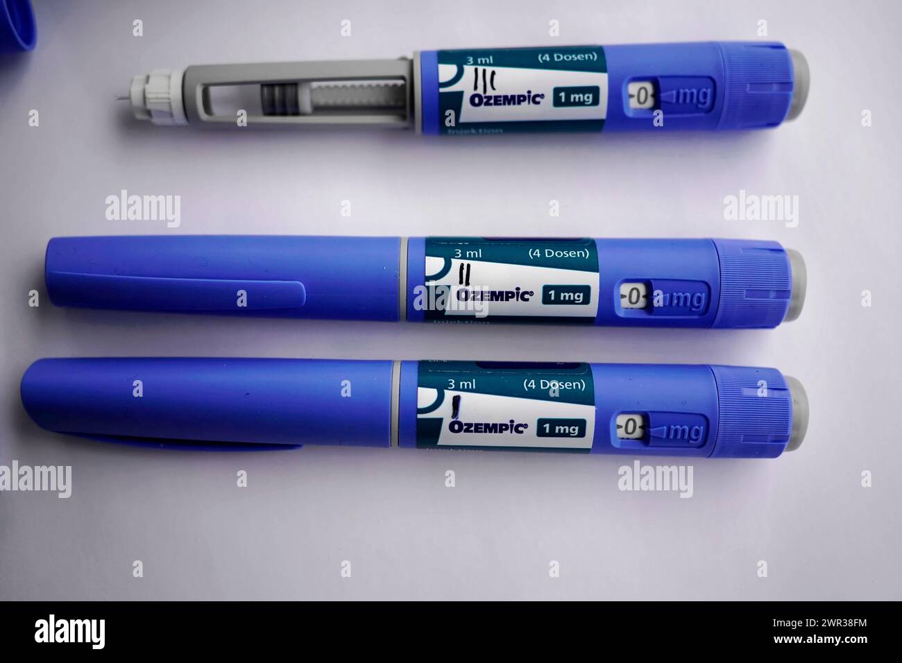 Trois stylos d'injection Ozempic placés l'un à côté de l'autre, pour les patients diabétiques 2, Stuttgart, Bade-Wuerttemberg, Allemagne Banque D'Images