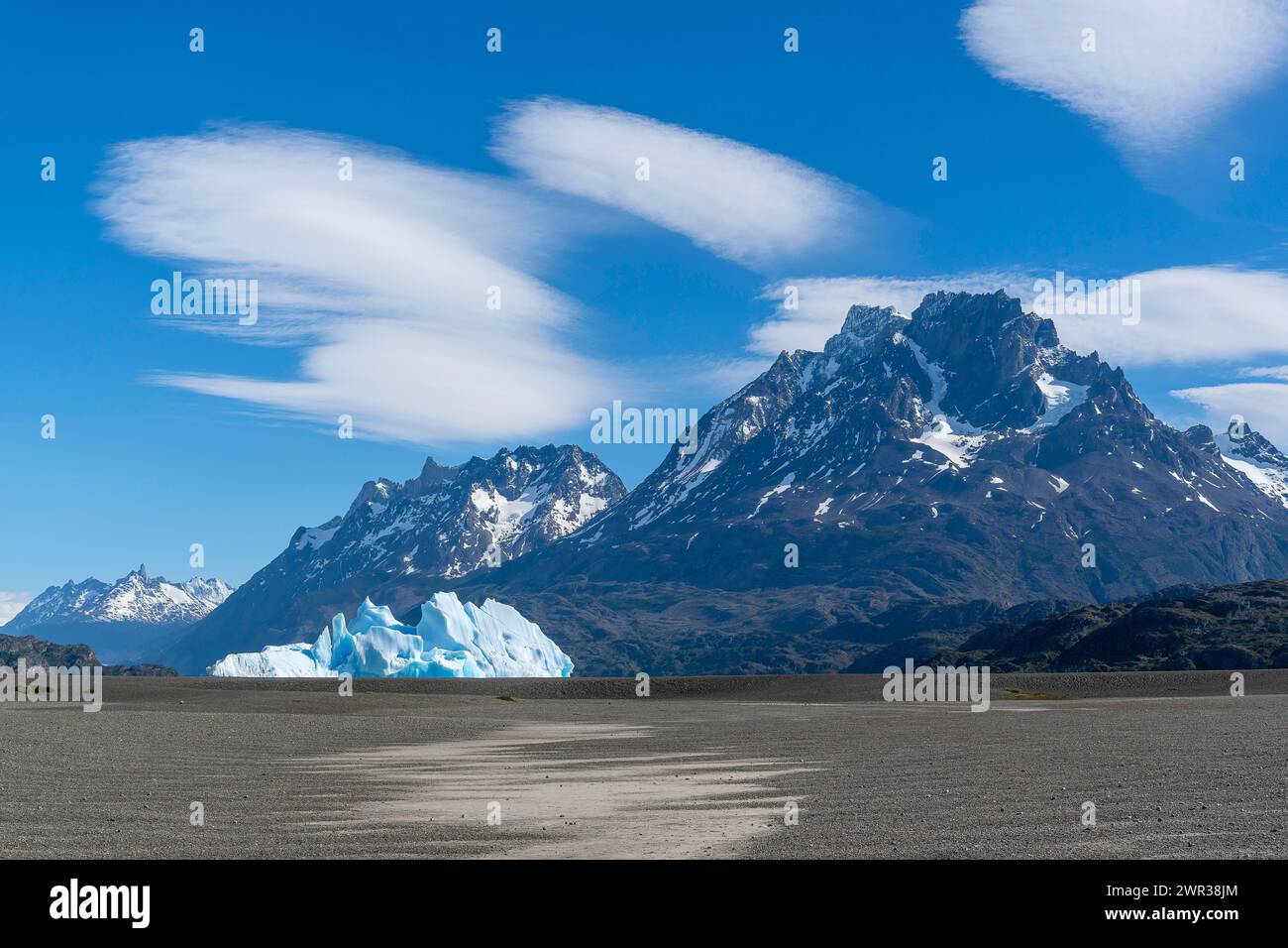 Formation d'iceberg et de nuages, Lago Grey, Parc national Torres del Paine, Parque Nacional Torres del Paine, Cordillère del Paine, Tours du Bleu Banque D'Images