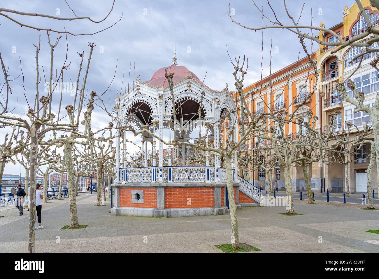 Kiosque ou kiosque à musique entouré de branches d'arbres sans feuilles sur la place centrale de Portugalete-pays Basque-Espagne.13-3-2024 Banque D'Images