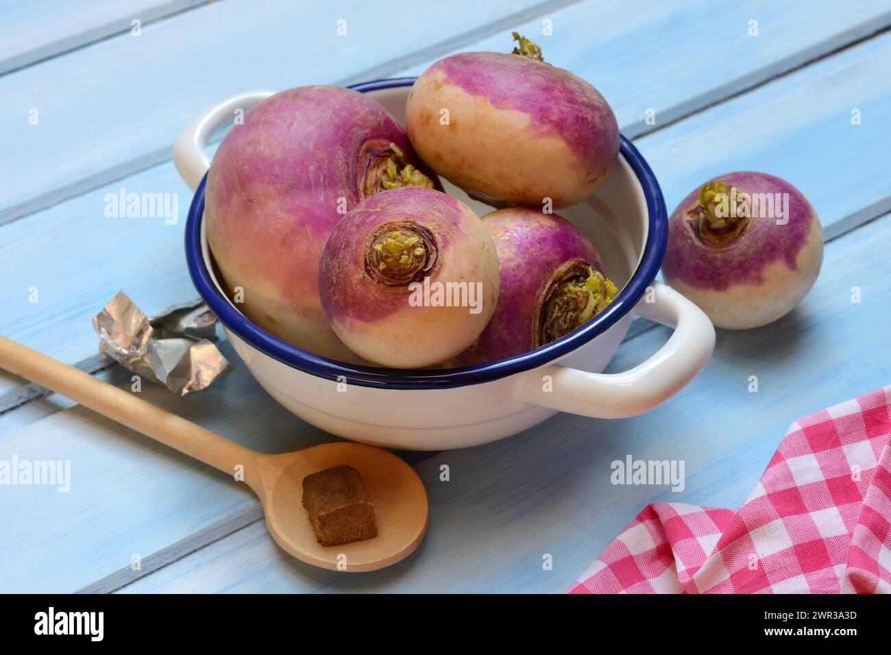 Navets violets en casserole et cuillère de cuisson avec cube de bouillon, Brassica rapa Banque D'Images