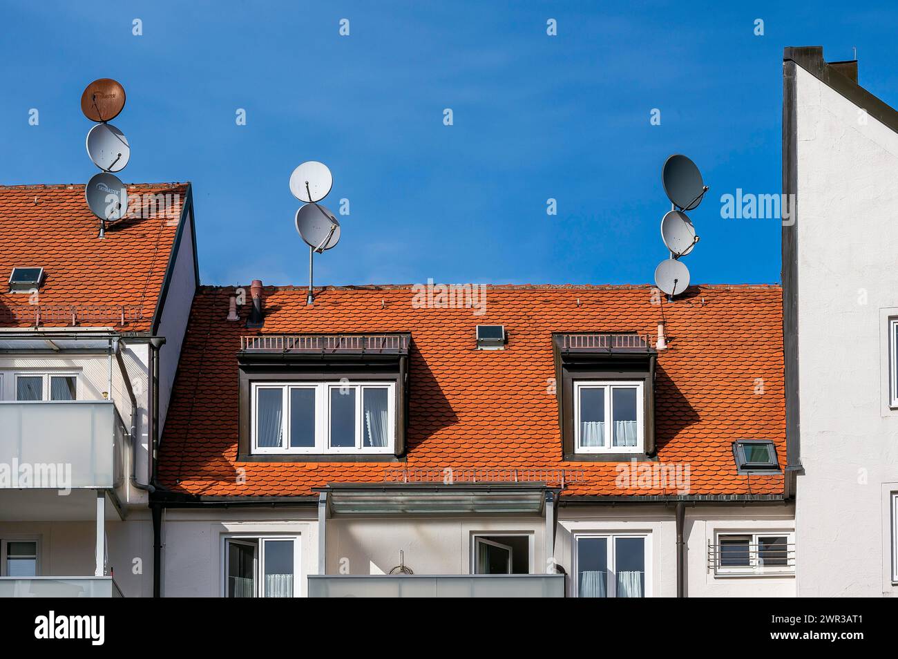 Toits en tuiles rouges, lucarnes et antennes paraboliques, Kempten, Allgaeu, Bavière, Allemagne Banque D'Images