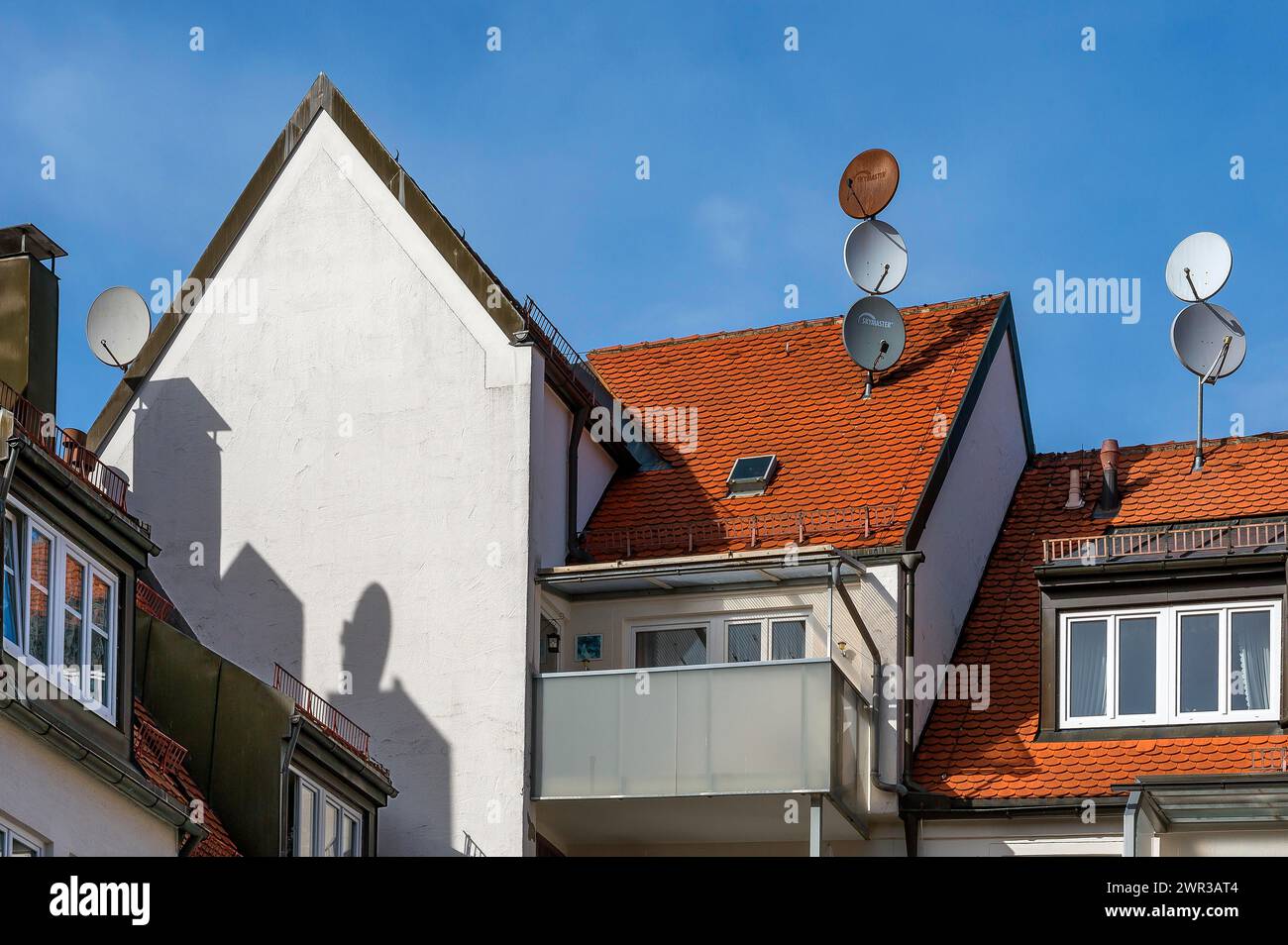 Toits en tuiles rouges, pignons pointus et antennes paraboliques, Kempten, Allgaeu, Bavière, Allemagne Banque D'Images