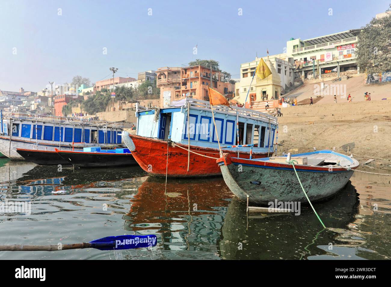 Bateaux sur l'eau calme avec horizon de la ville et ciel clair, Varanasi, Uttar Pradesh, Inde Banque D'Images