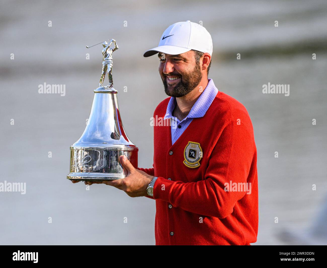 Orlando, Floride, États-Unis. 10 mars 2024. Scottie Scheffler pose avec le trophée des vainqueurs lors de la dernière manche de l'Arnold Palmer Invitational présentée par Mastercard qui se tient à Arnold Palmer's Bay Hill Club & Lodge à Orlando, en Floride. Romeo T Guzman/CSM/Alamy Live News Banque D'Images