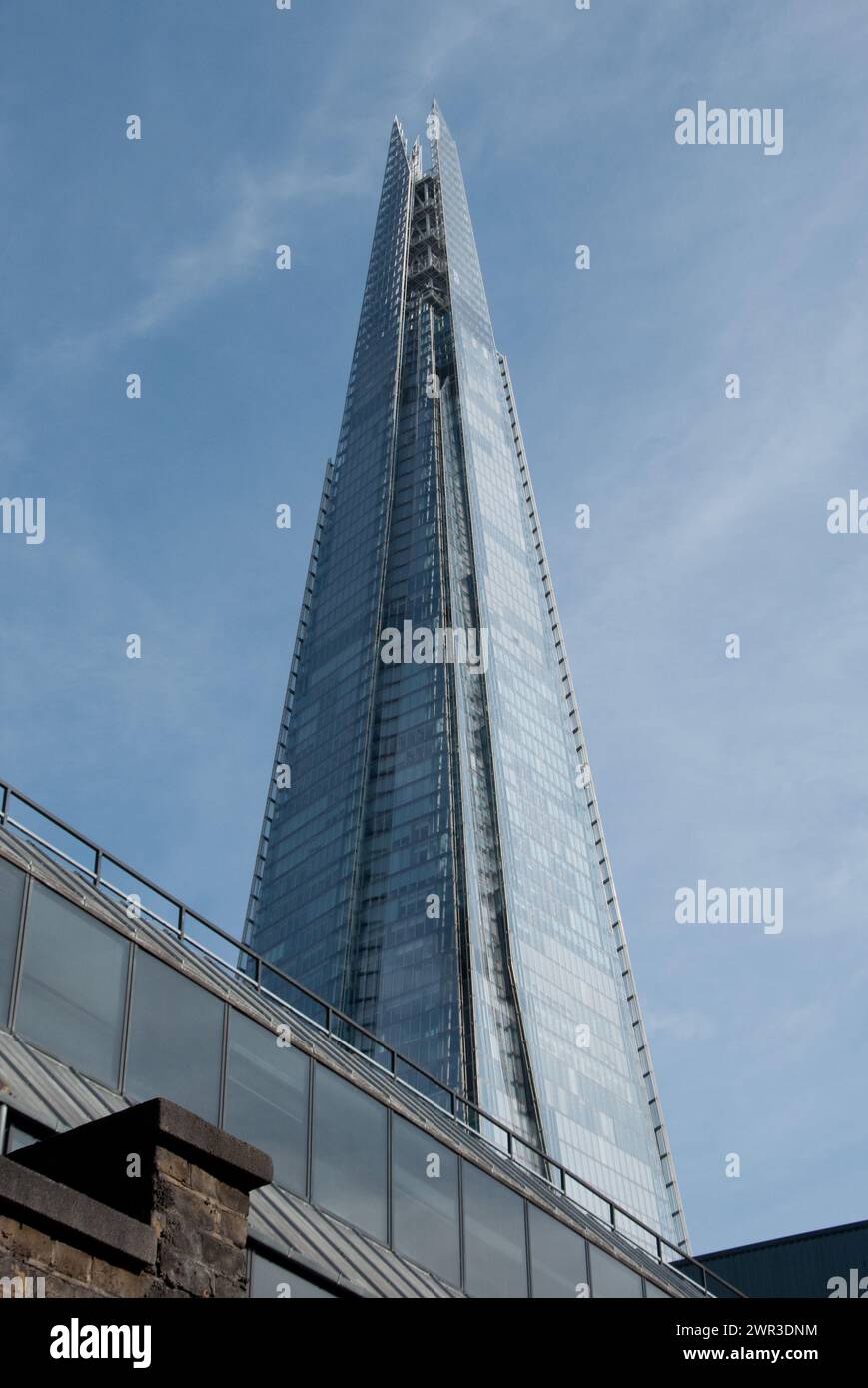 The Shard, Southwark, Londres, Royaume-Uni. Le Shard, également appelé le Shard London Bridge et anciennement London Bridge Tower, est une pyramide de 72 étages Banque D'Images