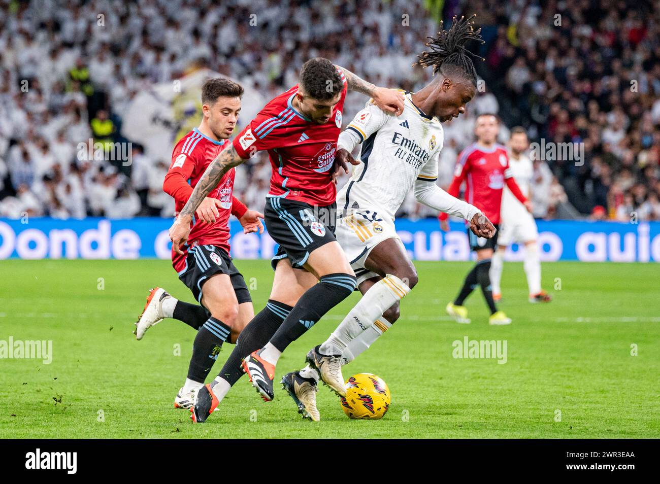 Madrid, Espagne. 10 mars 2024. Eduardo Camavinga du Real Madrid (R) et Unai Nunez du Celta Vigo (l) vus en action lors du match de football la Liga EA Sports 2023/24 entre le Real Madrid et le Celta Vigo au stade Santiago Bernabeu. Score final ; Real Madrid 4 : 0 Celta Vigo. (Photo Alberto Gardin/SOPA images/SIPA USA) crédit : SIPA USA/Alamy Live News Banque D'Images