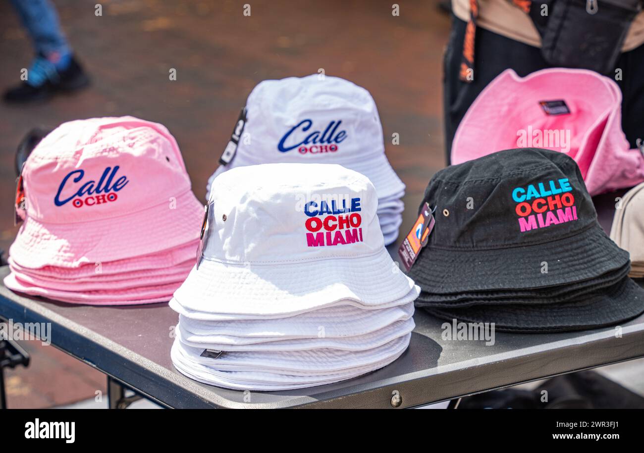 Miami, Floride - 10 mars 2024 : Calle Ocho : Festival cubain à Little Havana, Miami. Nourriture, boissons, costumes, souvenirs, amusement en famille. Banque D'Images