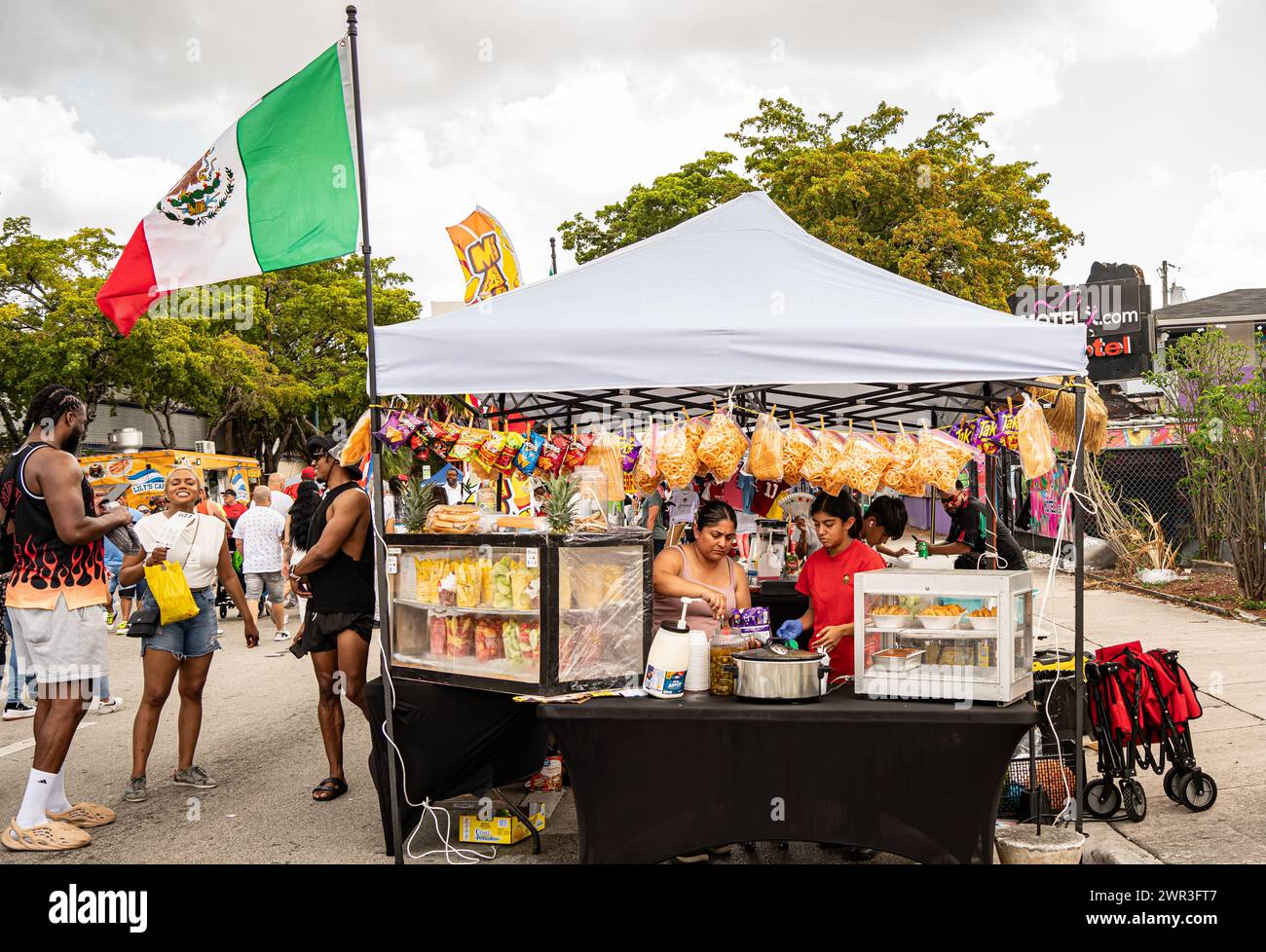 Miami, Floride - 10 mars 2024 : Calle Ocho : Festival cubain à Little Havana, Miami. Nourriture, boissons, costumes, souvenirs, amusement en famille. Banque D'Images