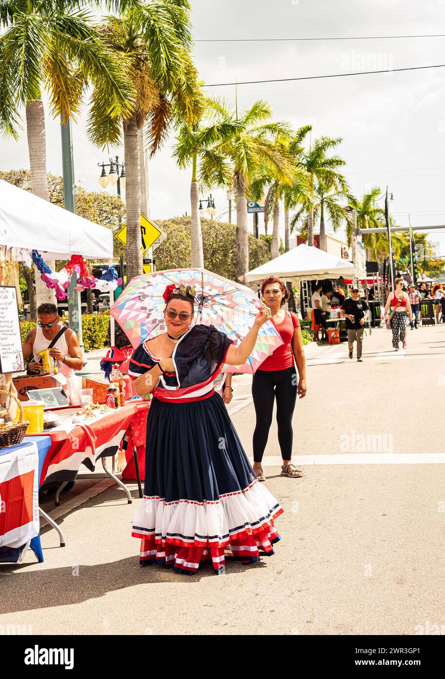 Miami, Floride - 10 mars 2024 : Calle Ocho : Festival cubain à Little Havana, Miami. Nourriture, boissons, costumes, souvenirs, amusement en famille. Banque D'Images