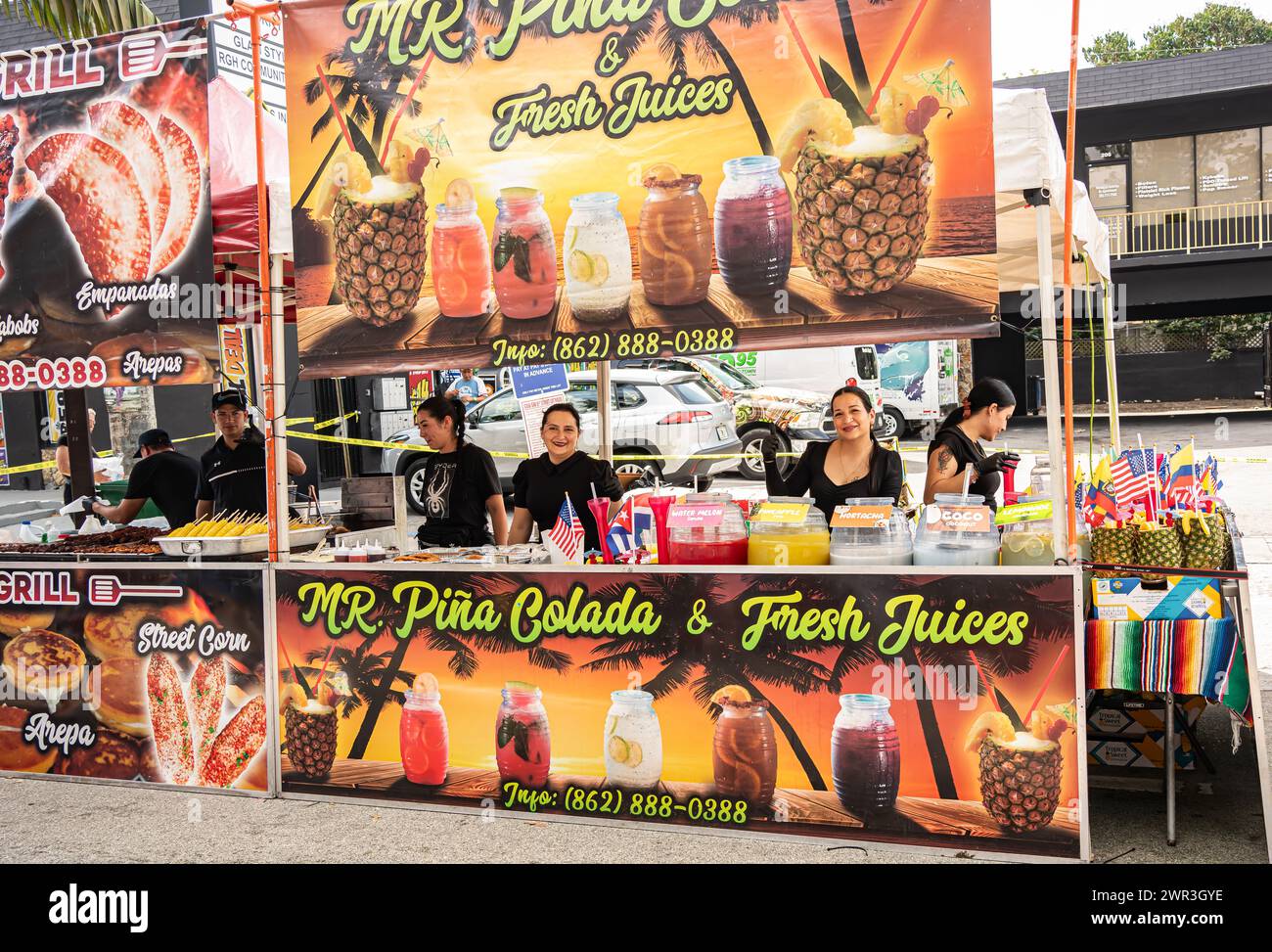 Miami, Floride - 10 mars 2024 : Calle Ocho : Festival cubain à Little Havana, Miami. Nourriture, boissons, costumes, souvenirs, amusement en famille. Banque D'Images