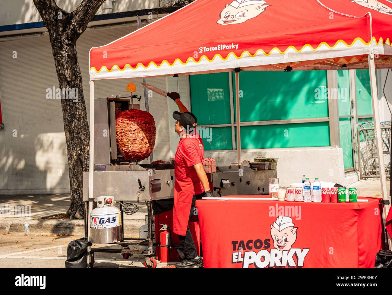 Miami, Floride - 10 mars 2024 : Calle Ocho : Festival cubain à Little Havana, Miami. Nourriture, boissons, costumes, souvenirs, amusement en famille. Banque D'Images