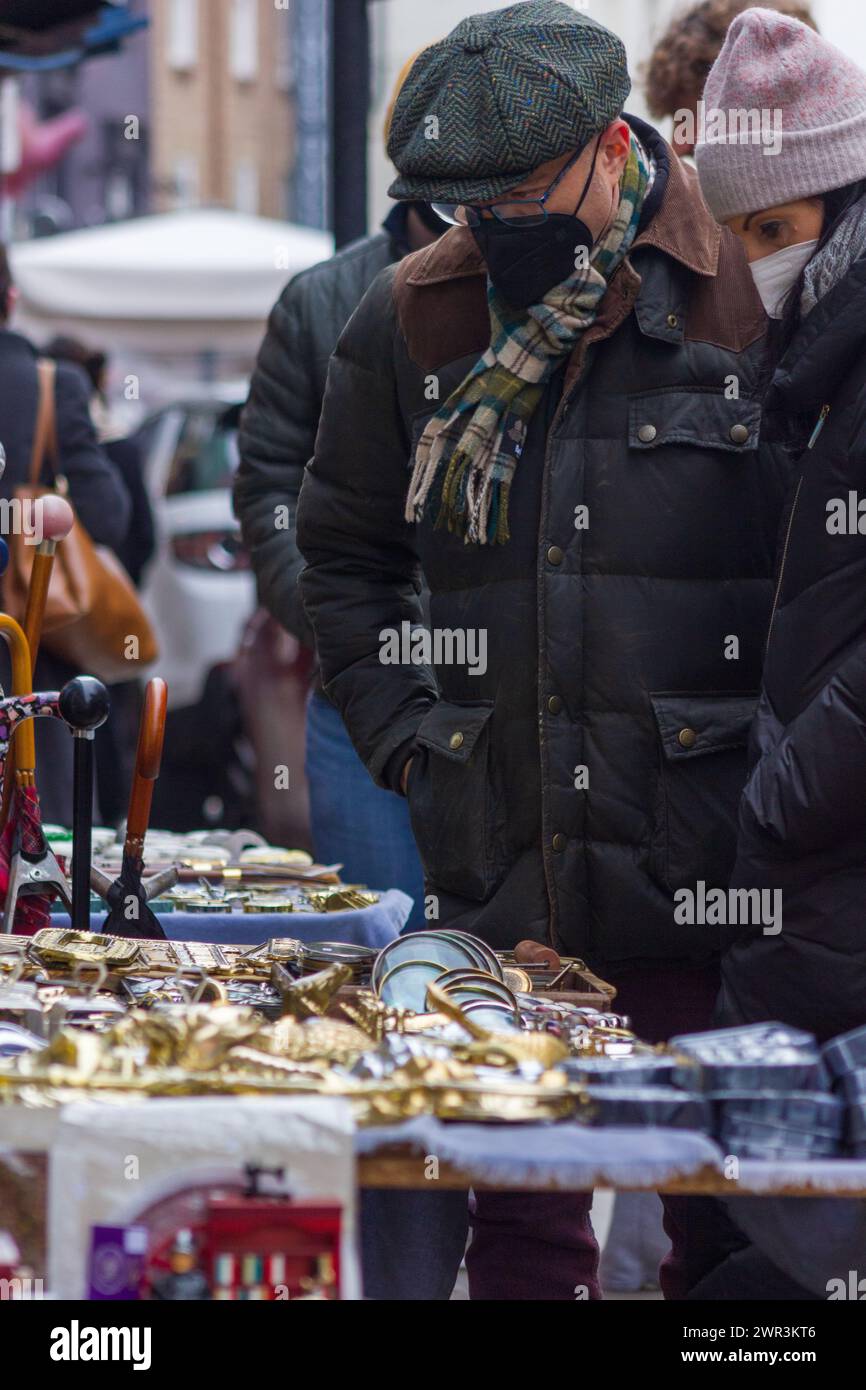 Acheter des antiquités pendant les restrictions COVID sur Portobello Road à Londres Banque D'Images