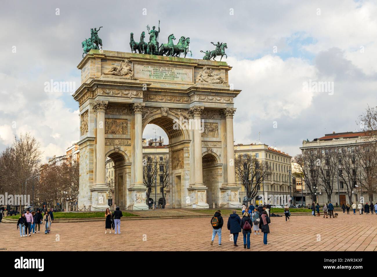 Milan, Italie - 25 février 2024 : Arco della Pace (Arc de la paix) à Milan, Italie, un arc de triomphe avec des bas-reliefs et des statues, construit par Luigi Cagnol Banque D'Images