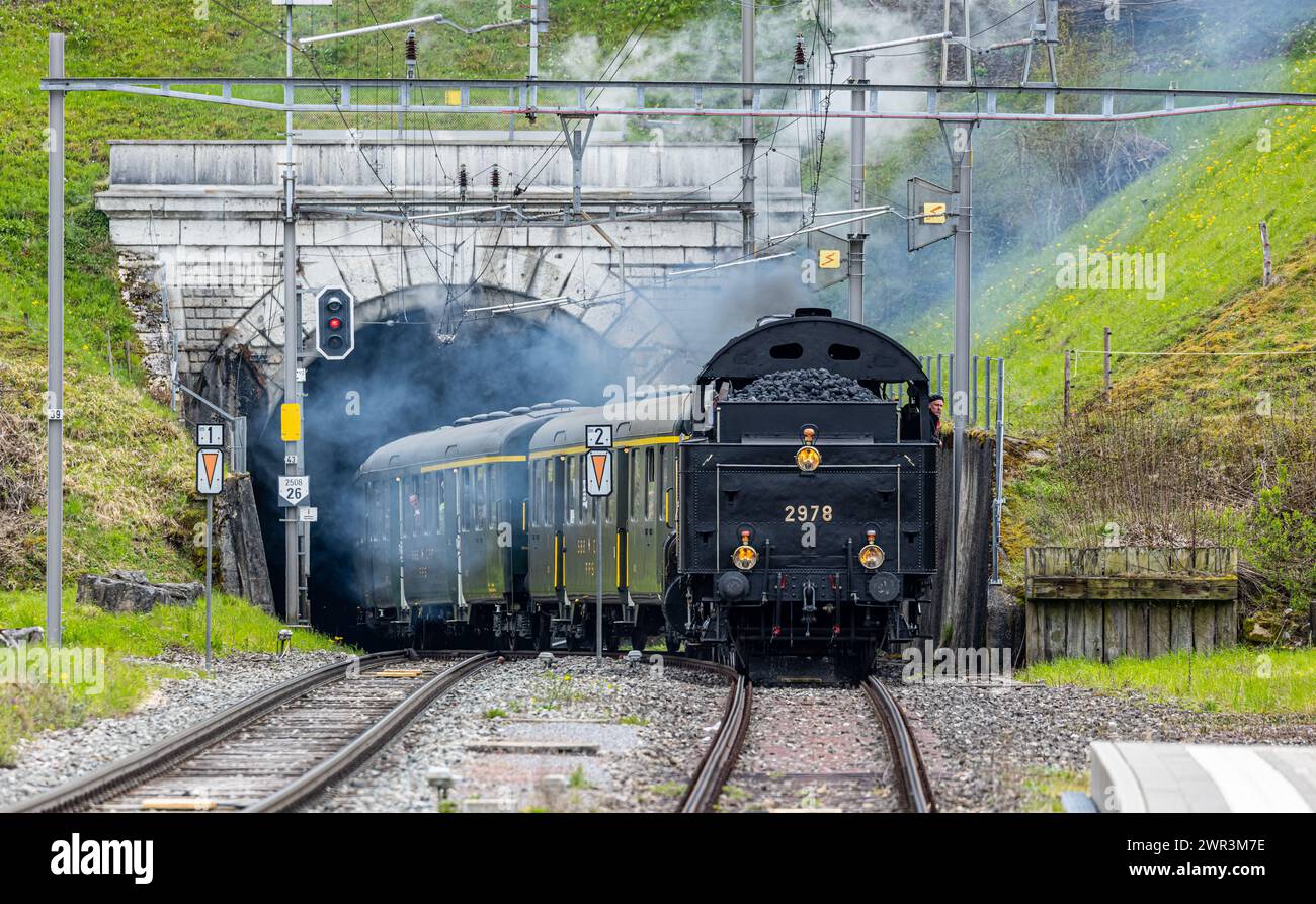 Die Dampflok SBB C 5/6 fährt auf der alten Hauensteinstrecke von Olten kommend in den Bahnhof Läufelingen ein. (Läufelfingen, Schweiz, 22.04.2023) Banque D'Images