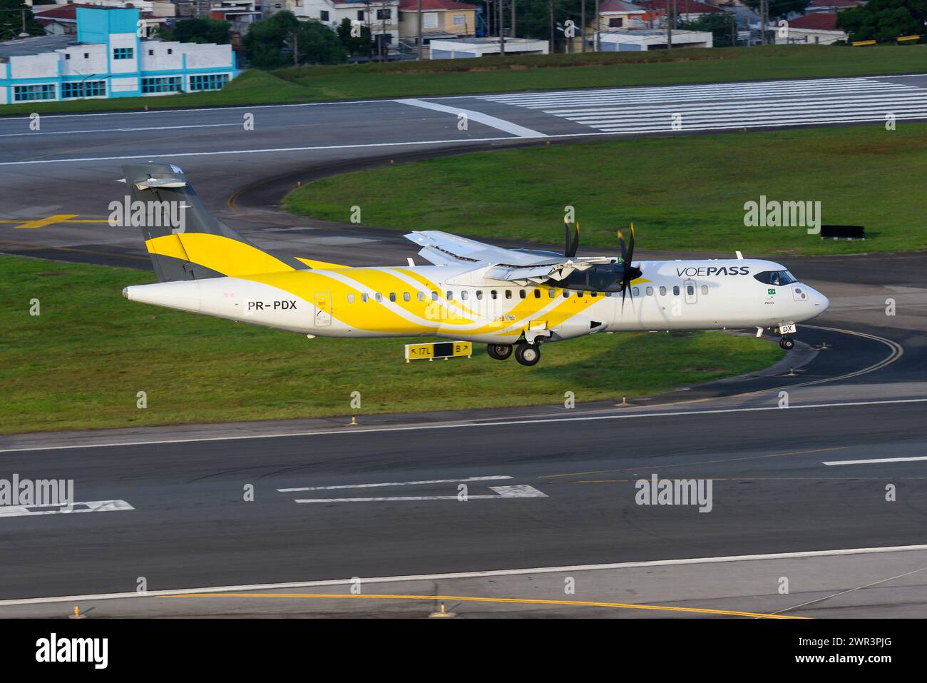 Atterrissage d'un avion Voepass ATR 72. Avion ATR 72-600 de Voepass Linhas Aéreas, ancien Passareado Airlines. Plan PR-PDX. Banque D'Images