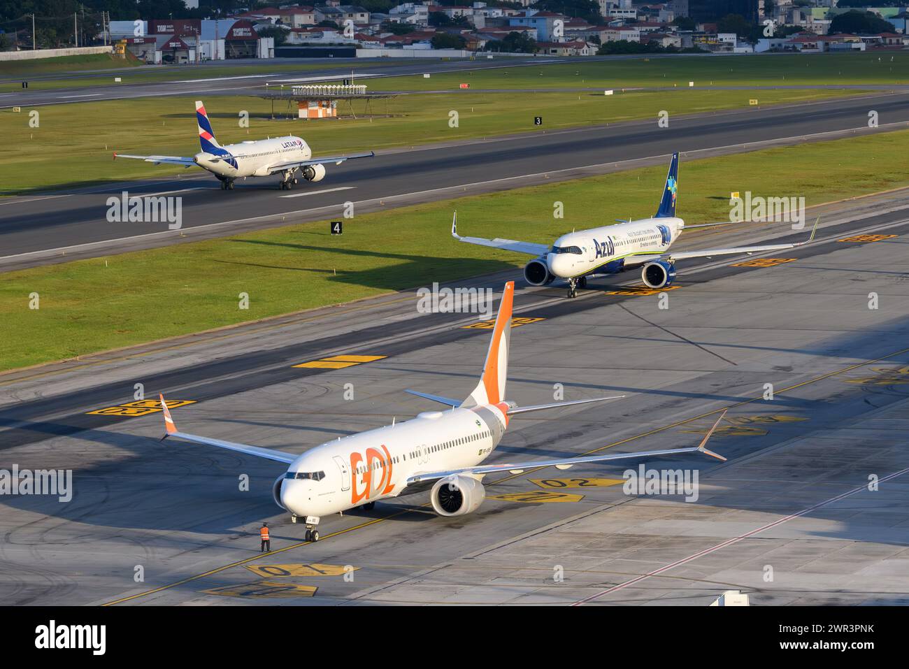 Gol, Azul et LATAM Airlines, les trois plus grandes compagnies aériennes du Brésil à l'aéroport Congonhas de Sao Paulo, Brésil. Marché aérien intérieur brésilien très occupé. Banque D'Images