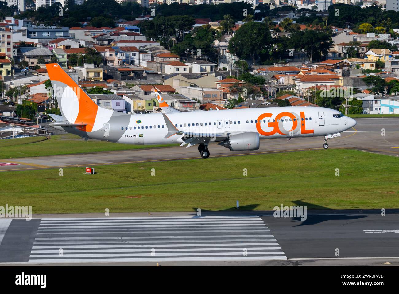 Avion Boeing 737 Max de GOL Airlines atterrissant à l'aéroport Congonhas de Sao Paulo. Avion de Gol Linhas Aéreas 737-8 Max à Congonhas. Banque D'Images