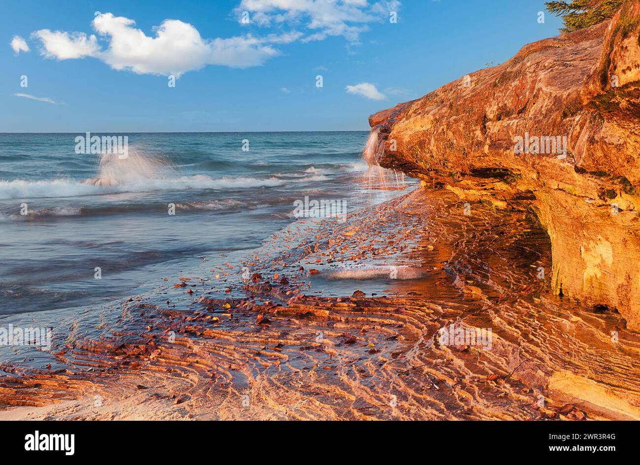 Amérique du Nord ; États-Unis ; Michigan : Upper Peninsula ; Lac supérieur ; Painted Rocks National Seashore ; automne ; coucher de soleil. Banque D'Images