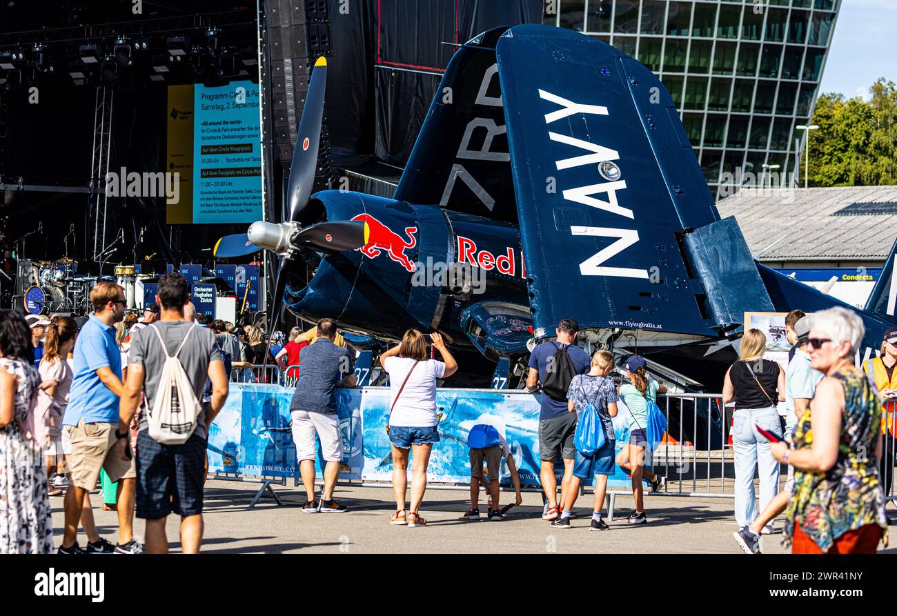Von der F4U-4 'Corsair' beim Standplatz Tango wurden zahlreiche Erinnerungsfotos gemacht. Tausende Menschen besuchten das dreitägige Flughafenfest zum Banque D'Images