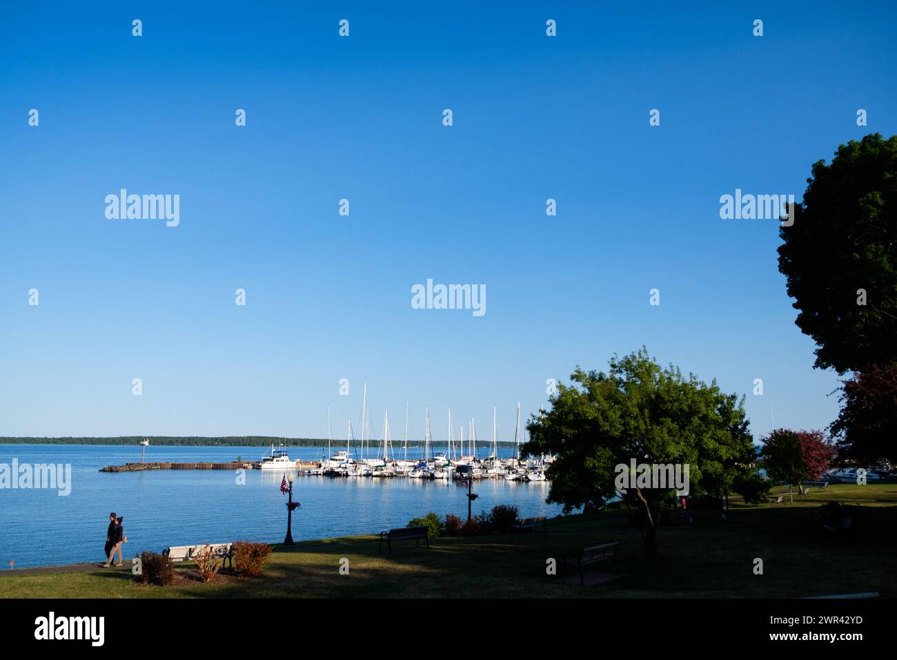 Flâner le long du port de Bayfield, Wisconsin, États-Unis, près des îles des Apôtres. Banque D'Images