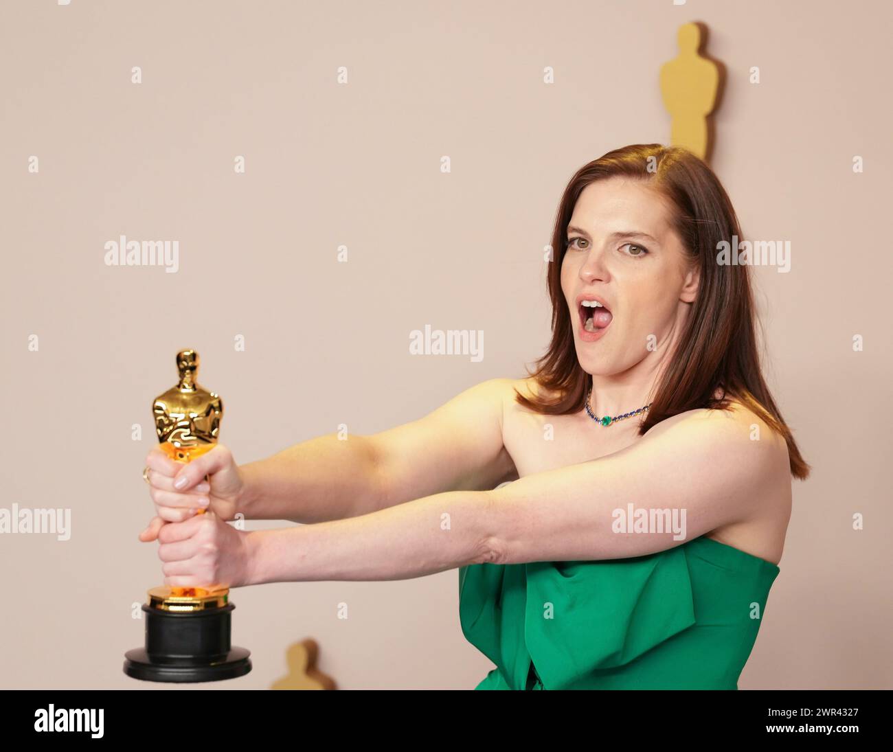 Hollywood, États-Unis. 10 mars 2024. Jennifer lame, de 'Oppenheimer', célèbre les coulisses avec son Oscar du meilleur montage cinématographique lors de la 96e cérémonie annuelle des Academy Awards à Los Angeles, Californie, le dimanche 10 mars 2024. Depuis 1929, les Oscars ont reconnu l'excellence dans les réalisations cinématographiques. Photo de Pat Benic/UPI crédit : UPI/Alamy Live News Banque D'Images
