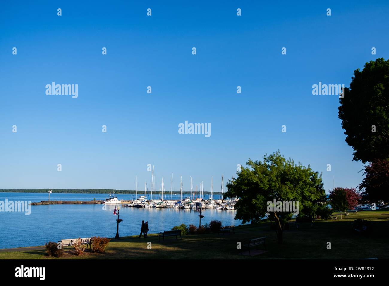 Flâner le long du port de Bayfield, Wisconsin, États-Unis, près des îles des Apôtres. Banque D'Images