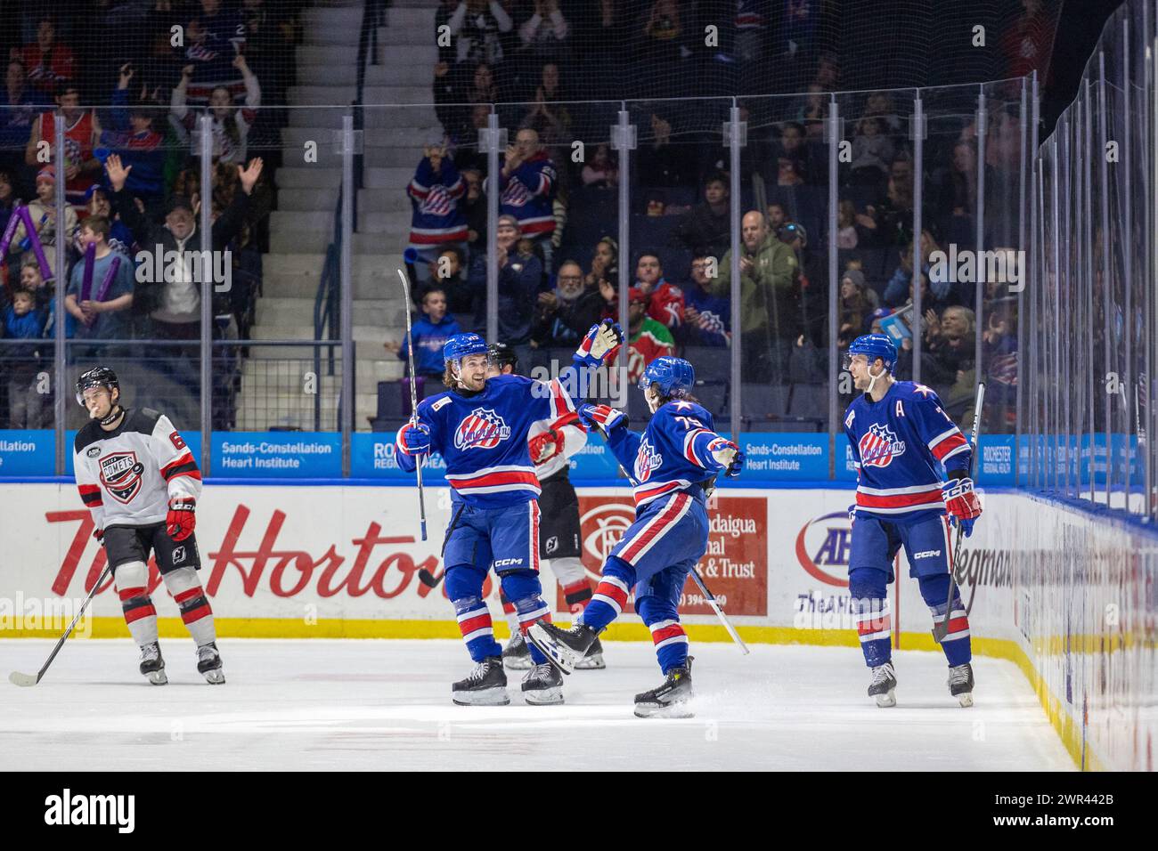 10 mars 2024 : les joueurs américains de Rochester célèbrent un but en première période contre les Comets d'Utica. Les Rochester Americans accueillent les Utica Comets dans un match de la Ligue américaine de hockey au Blue Cross Arena de Rochester, New York. (Jonathan Tenca/CSM) Banque D'Images