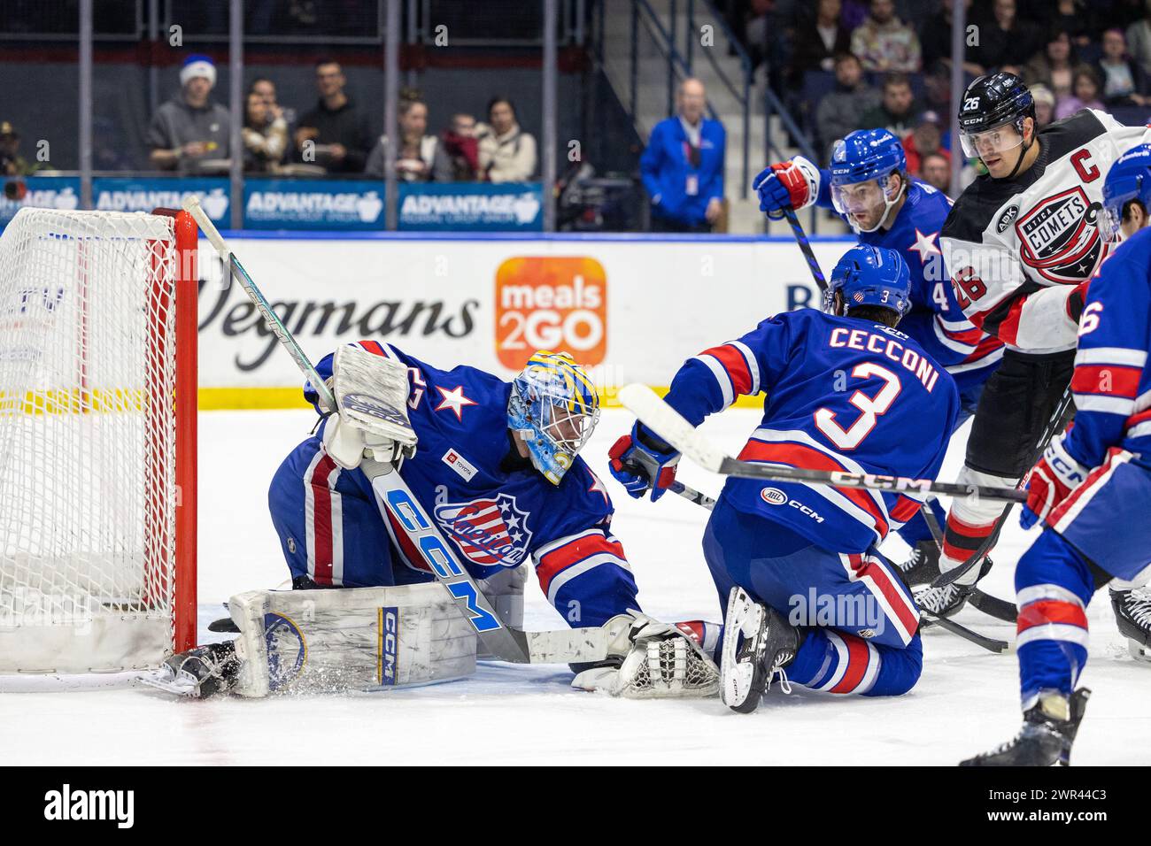 10 mars 2024 : le gardien Devon Levi (27 ans) des Américains de Rochester en première période contre les Comets d'Utica. Les Rochester Americans accueillent les Utica Comets dans un match de la Ligue américaine de hockey au Blue Cross Arena de Rochester, New York. (Jonathan Tenca/CSM) Banque D'Images