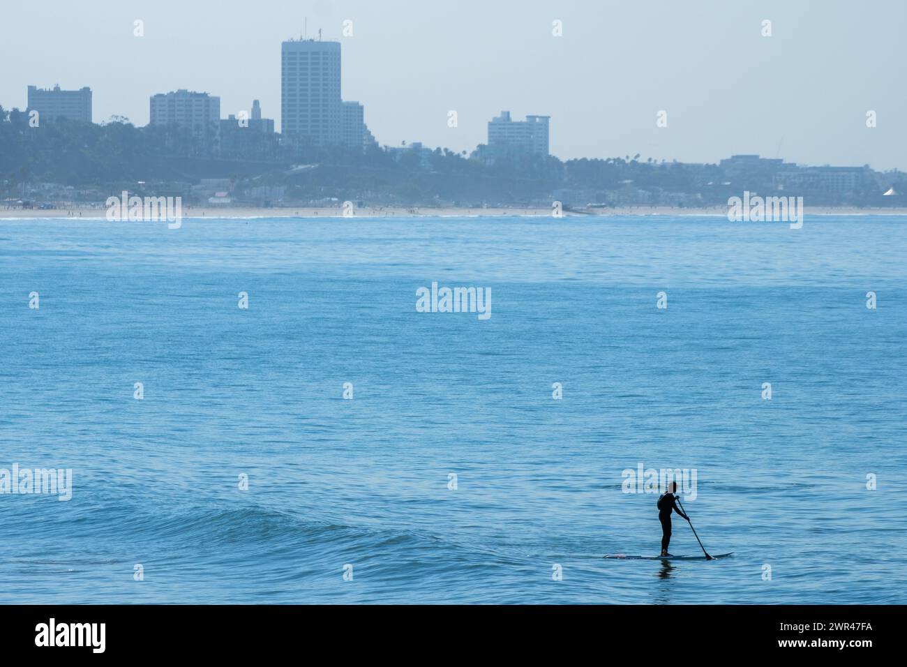 Stand-Up Paddle Board surfeurs surfant à Sunset Beach à Pacific Palisades, Californie, États-Unis. Banque D'Images