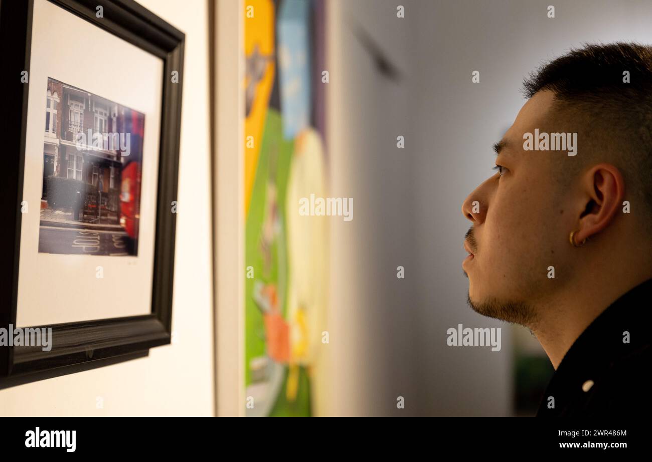 Turin, Italie. 8 mars 2024. A Man Views expose lors d'une exposition d'art intitulée 'Marco Polo : Art et découverte' au Musée MIIT de Turin, Italie, le 8 mars 2024. Italiens et Chinois se réunissent pour se souvenir de Marco Polo et de son voyage novateur le long de l'ancienne route de la soie il y a plus de sept siècles, à travers une série d'événements culturels. ALLER AVEC 'Roundup : les commémorations Marco Polo approfondissent les échanges culturels sino-italiens' crédit : Li Jing/Xinhua/Alamy Live News Banque D'Images