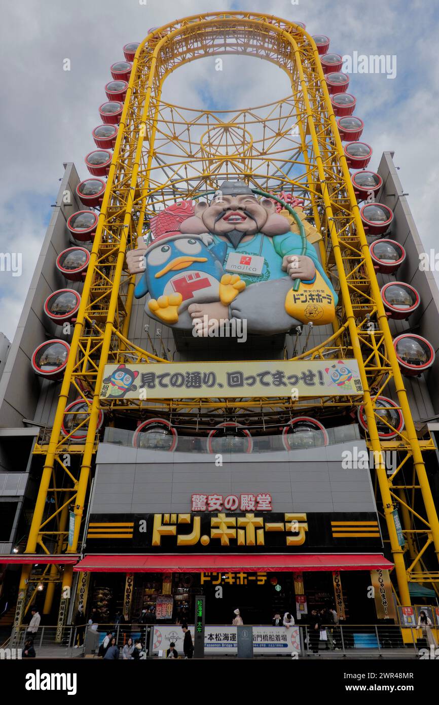 Don Quichotte (Don Donki) et grande roue sur le Tombori Riverwalk, Dotombori (Dotonbori), Osaka, Japon Banque D'Images