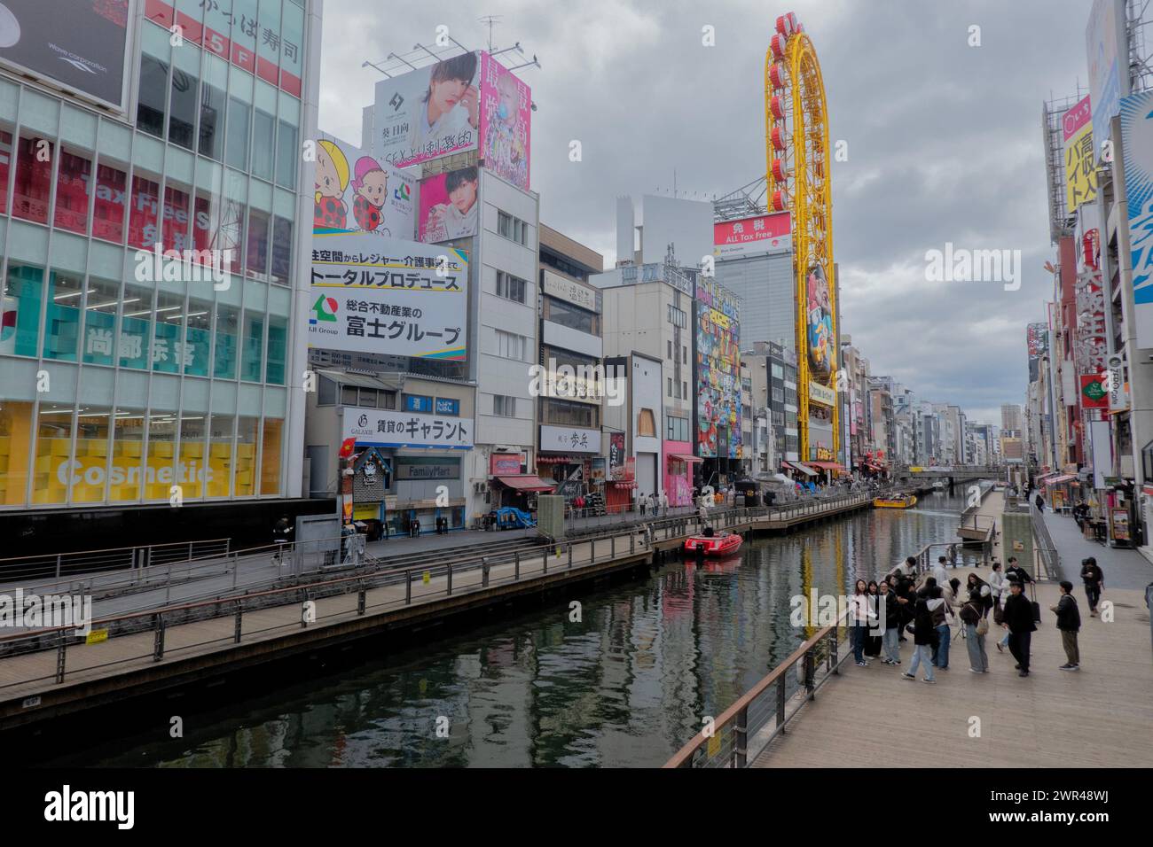 Promenade sur la rivière Tonbori et canal, Dotombori (Dotonbori), Osaka, Japon Banque D'Images