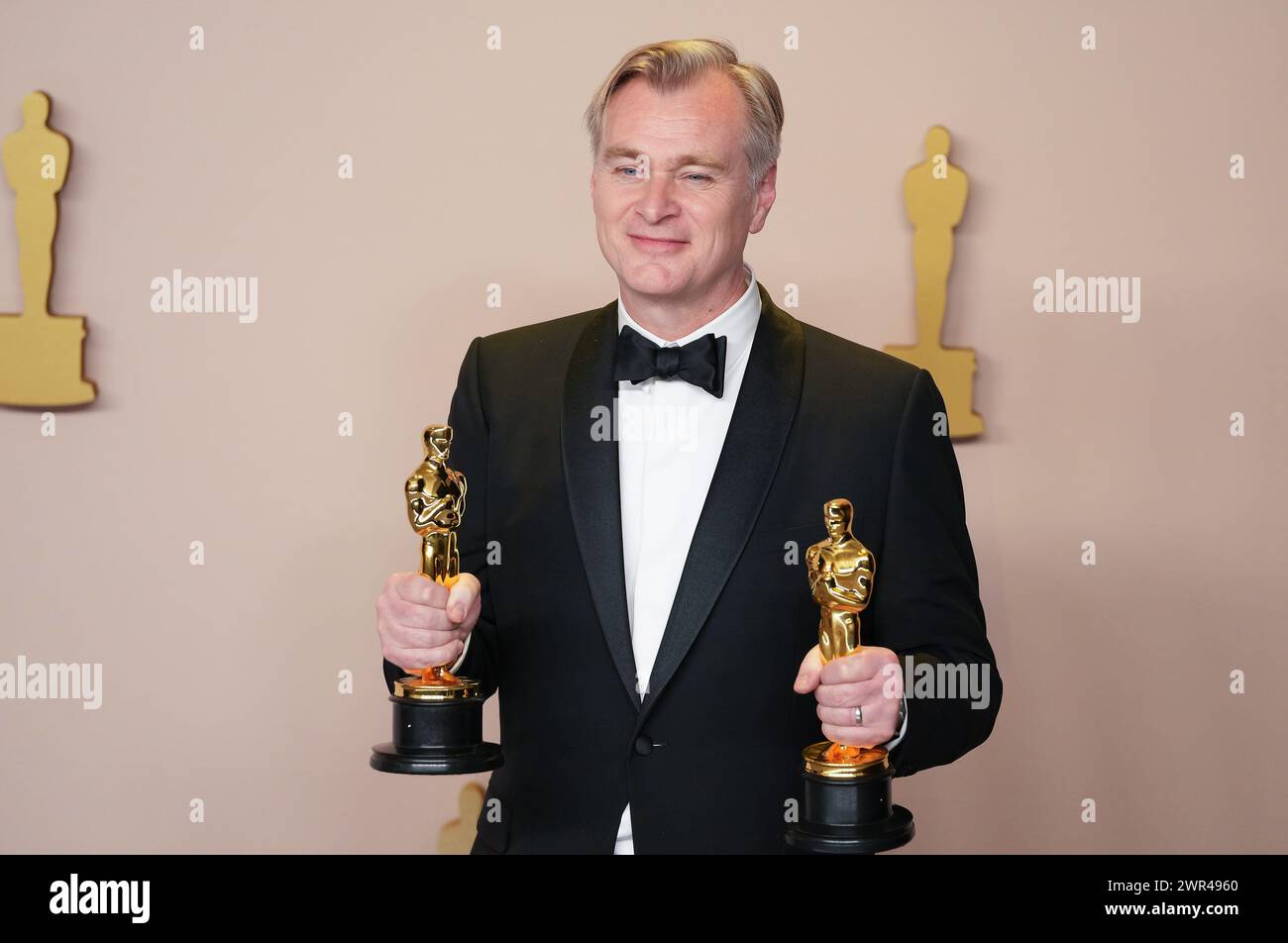 Hollywood, États-Unis. 10 mars 2024. Le meilleur réalisateur Christopher Nolan, d'Oppenheimer, célèbre les coulisses avec deux des sept Oscars du film, dont le meilleur film, lors de la 96e cérémonie annuelle des Oscars à Los Angeles, Californie, le dimanche 10 mars 2024. Depuis 1929, les Oscars ont reconnu l'excellence dans les réalisations cinématographiques. Photo de Pat Benic/UPI crédit : UPI/Alamy Live News Banque D'Images