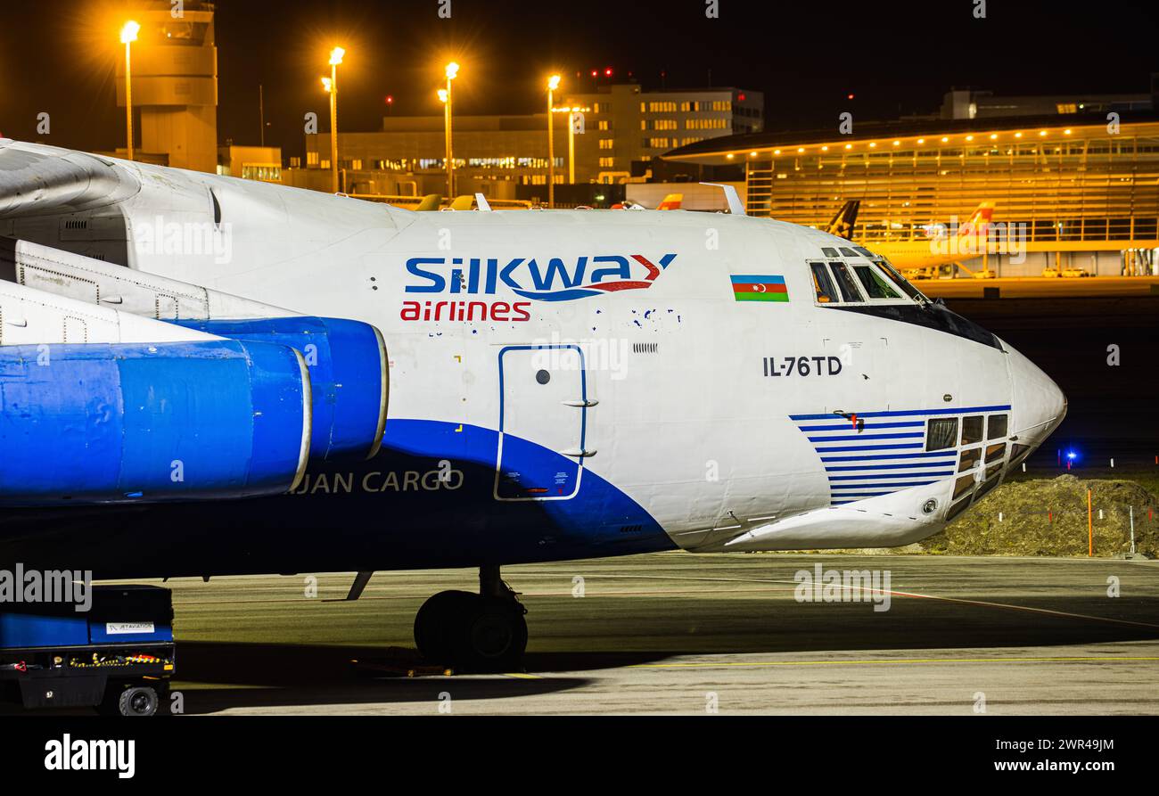 Eine in der ehemaligen Sowjetunion gebaute Ilyushin il-76TD der aserbaidschanischen Frachtfluggsellschaft Silk Way Airlines steht parkiert am Flughafe Banque D'Images