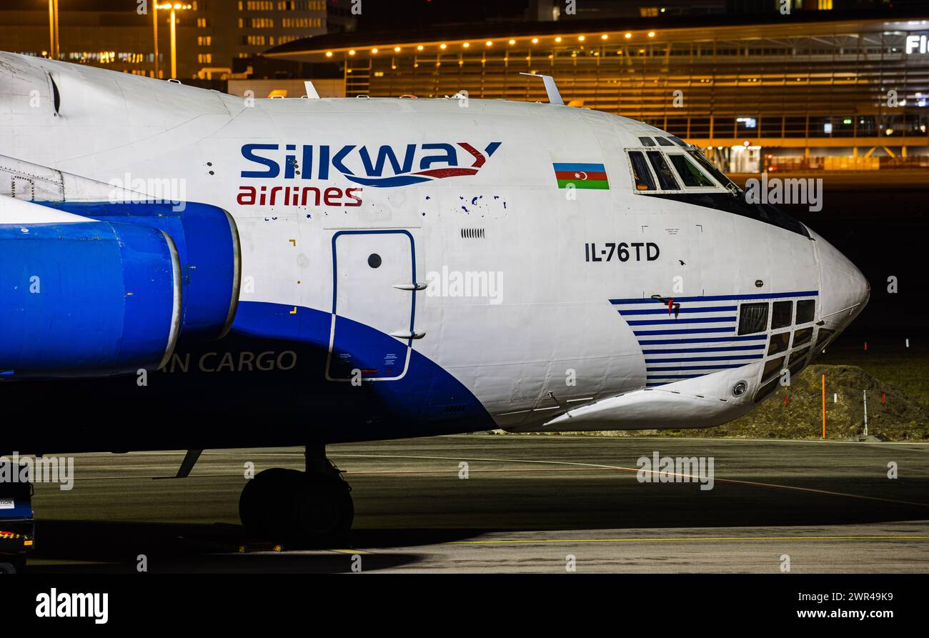 Eine in der ehemaligen Sowjetunion gebaute Ilyushin il-76TD der aserbaidschanischen Frachtfluggsellschaft Silk Way Airlines steht parkiert am Flughafe Banque D'Images