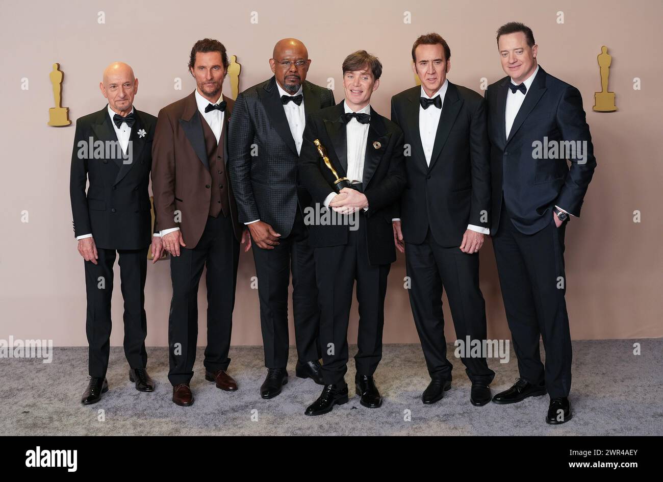 Hollywood, États-Unis. 10 mars 2024. Cillian Murphy (C) d'Oppenheimer, célèbre les coulisses avec son Oscar du meilleur acteur et une distribution de lauréats des Oscars dont Ben Kingsley, Matthew McConaughey, Forest Whitaker, Nicolas cage et Brendan Fraser lors de la 96e cérémonie annuelle des Oscars à Los Angeles, Californie, le dimanche 10 mars 2024. Depuis 1929, les Oscars ont reconnu l'excellence dans les réalisations cinématographiques. Photo de Pat Benic/UPI crédit : UPI/Alamy Live News Banque D'Images Hollywood, États-Unis. 10 mars 2024. Cillian Murphy (C) d'Oppenheimer, célèbre les coulisses avec son Oscar du meilleur acteur et une distribution de lauréats des Oscars dont Ben Kingsley, Matthew McConaughey, Forest Whitaker, Nicolas cage et Brendan Fraser lors de la 96e cérémonie annuelle des Oscars à Los Angeles, Californie, le dimanche 10 mars 2024. Depuis 1929, les Oscars ont reconnu l'excellence dans les réalisations cinématographiques. Photo de Pat Benic/UPI crédit : UPI/Alamy Live News Banque D'Images