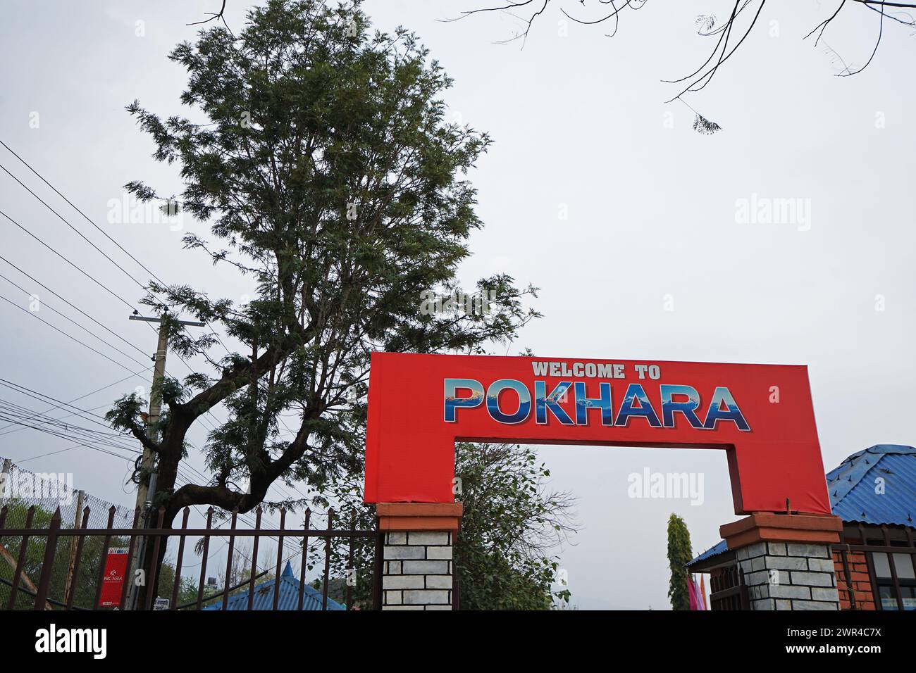 Panneau 'Bienvenue à Pokhara' à l'aéroport régional au Népal Banque D'Images