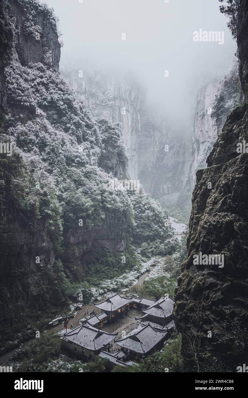 Les trois ponts naturels dans la ville de Xiannushan, district de Wulong, municipalité de Chongqing, Chine. Ils se trouvent dans le parc géologique national du Karst de Wulong i. Banque D'Images