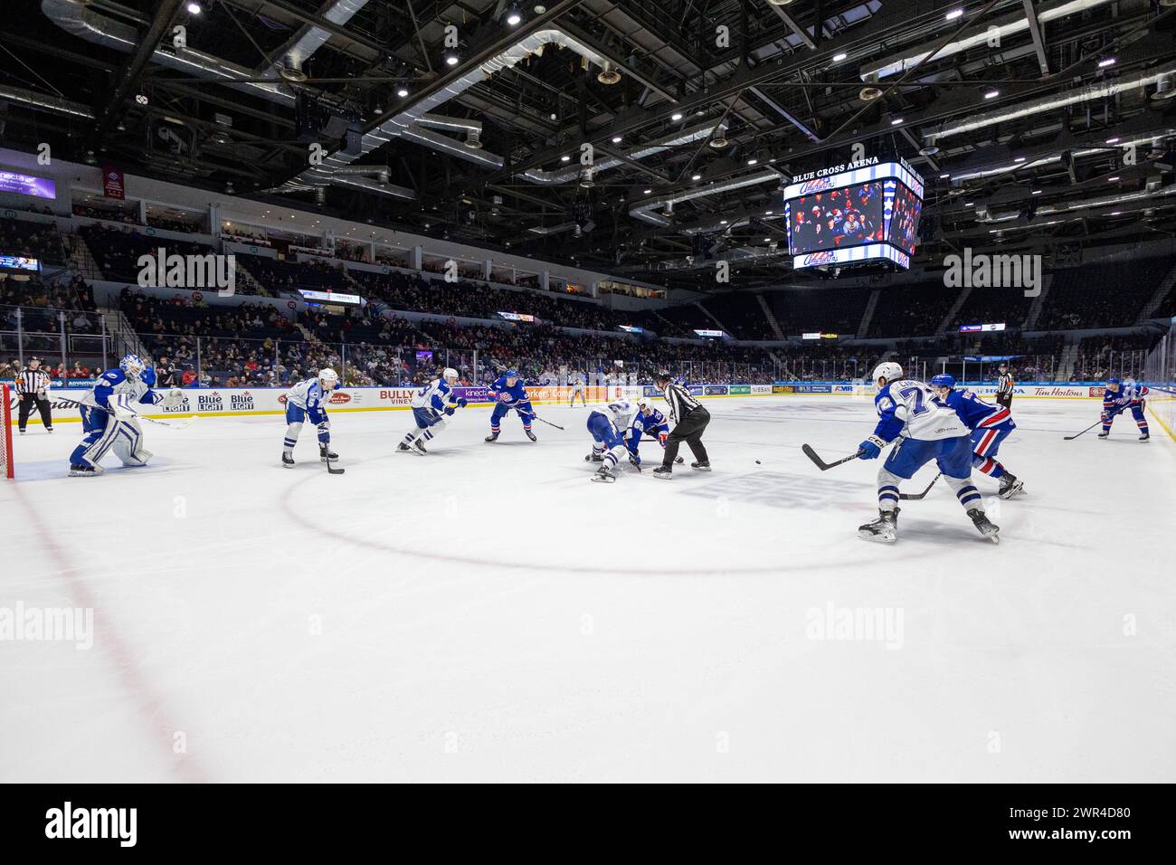 8 mars 2024 : les Américains de Rochester et les joueurs de Syracuse Crunch font un face en première période. Les Américains de Rochester ont accueilli le Syracuse Crunch dans un match de la Ligue américaine de hockey au Blue Cross Arena de Rochester, New York. (Jonathan Tenca/CSM) Banque D'Images