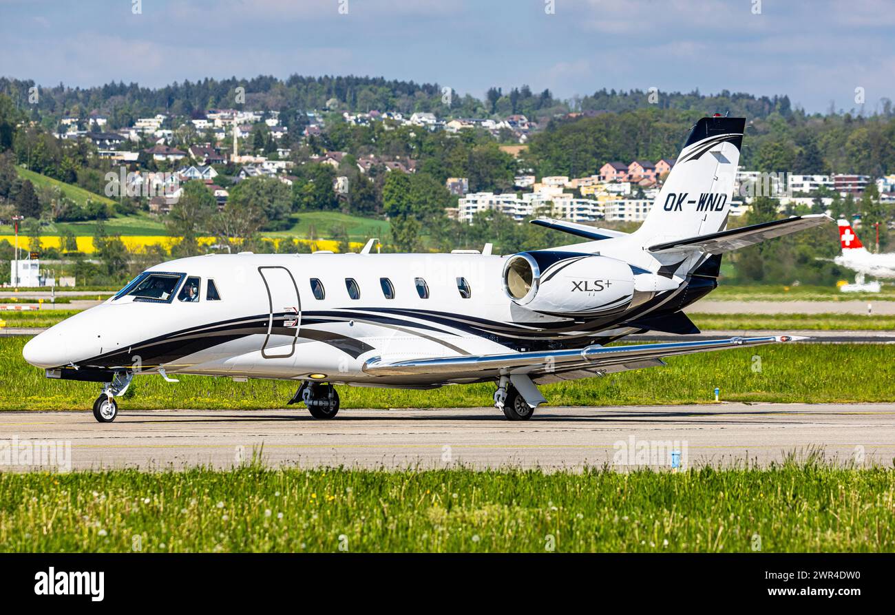 Ein Cessna 560XL citation XLS+ von Aeropartner rollt auf dem Flughafen Zürich zur Startbahn. Enregistrement OK-WND. (Zürich, Schweiz, 03.05.2023) Banque D'Images