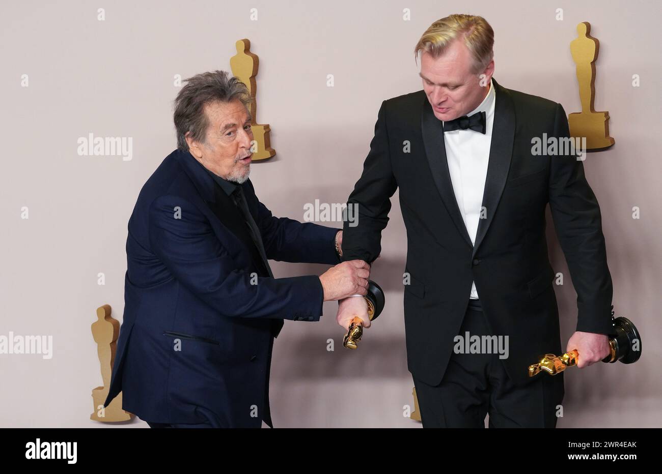 Hollywood, États-Unis. 10 mars 2024. Le présentateur Al Pacino (G), guide Christopher Nolan, lauréat du meilleur film, dans les coulisses de la 96e cérémonie annuelle des Academy Awards à Los Angeles, Californie, le dimanche 10 mars 2024. Depuis 1929, les Oscars ont reconnu l'excellence dans les réalisations cinématographiques. Photo de Pat Benic/UPI crédit : UPI/Alamy Live News Banque D'Images