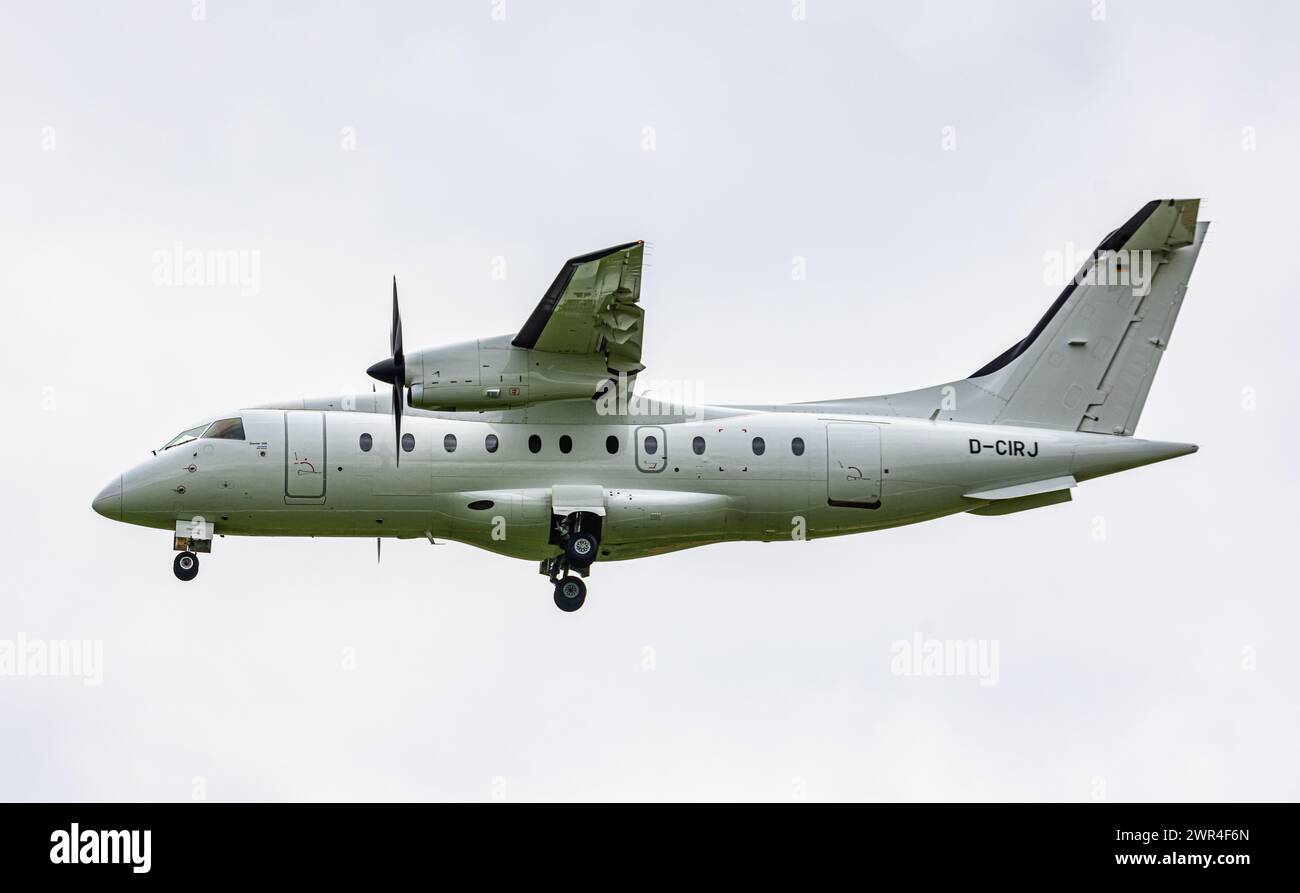 Ein Dornier 328-110 von MHS Aviation befindet sich im Landeanflug auf den Flughafen Zürich. Enregistrement d-CIRJ. (Zürich, Schweiz, 18.05.2023) Banque D'Images