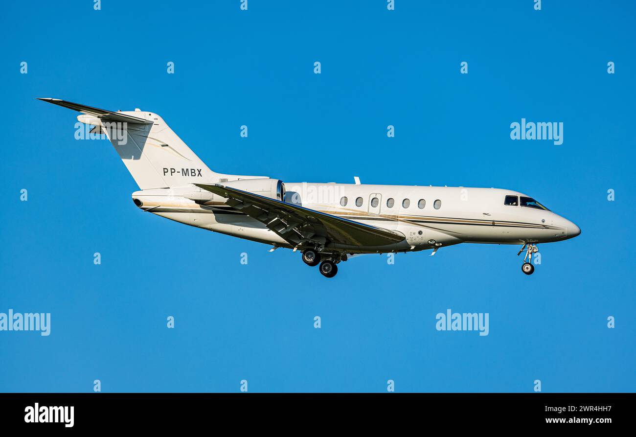Ein Hawker Beechraft 4000 eines privaten Besitzers befindet sich im Landeanflug auf den Flughafen Zürich. Enregistrement PP-MBX. (Zürich, Schweiz, 11,09 Banque D'Images
